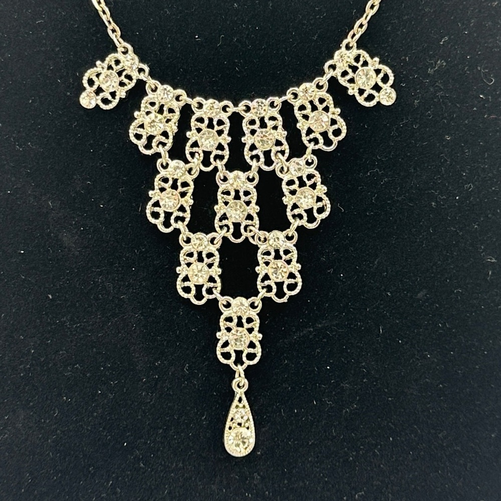 Jessica McClintock statement necklace silver. GUC‎